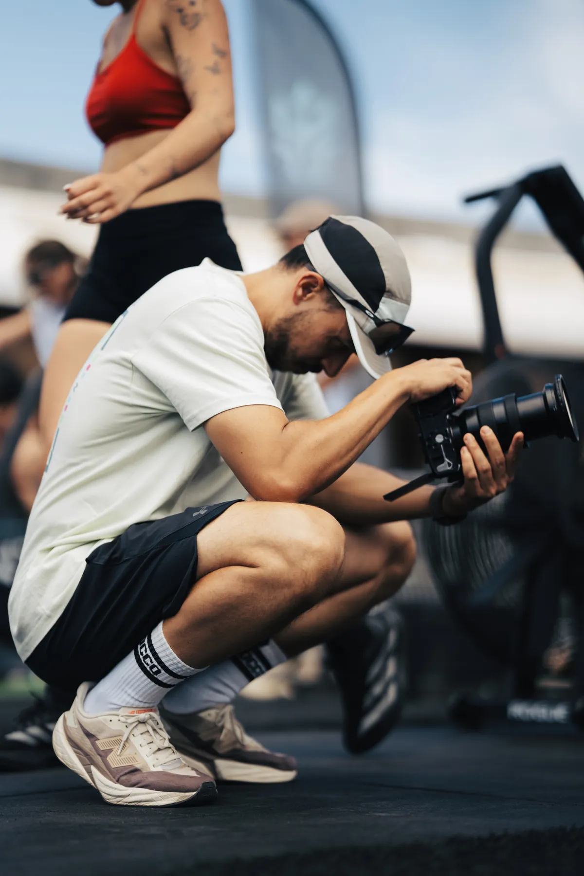 El fotógrafo agachado disparando durante una prueba deportiva