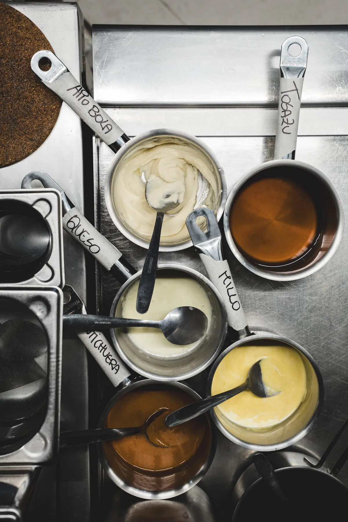 Estación de salsas y reducciones en cocina