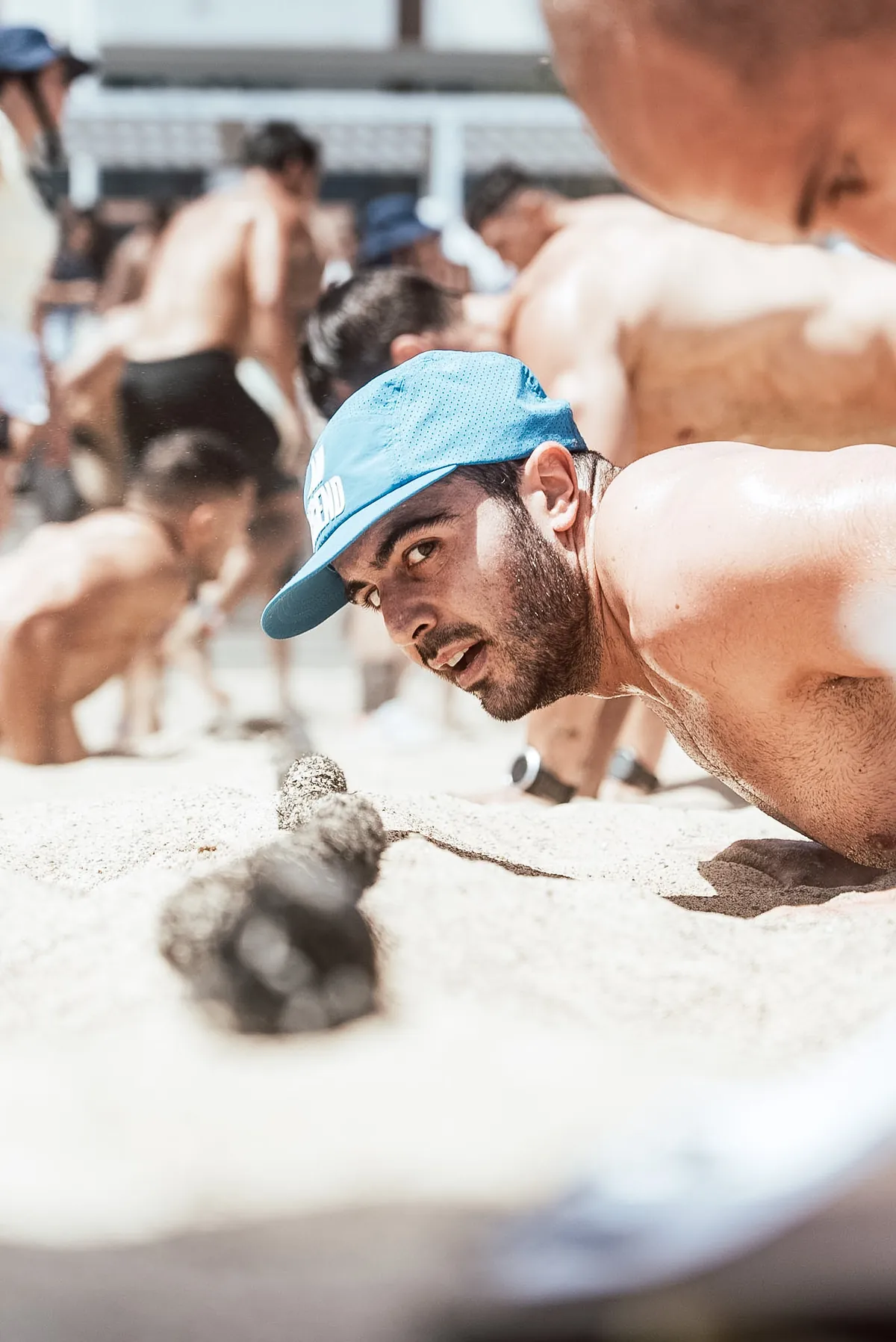 Levantador de pesas en plena arrancada durante una competición