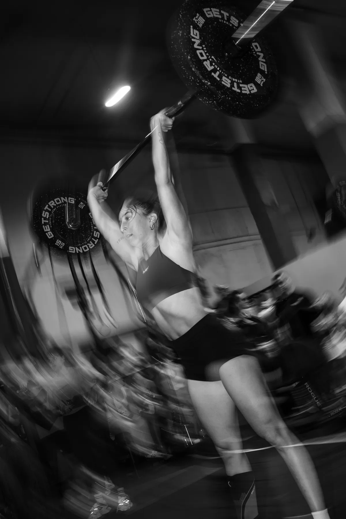 Atleta haciendo un swing con barra por encima de la cabeza