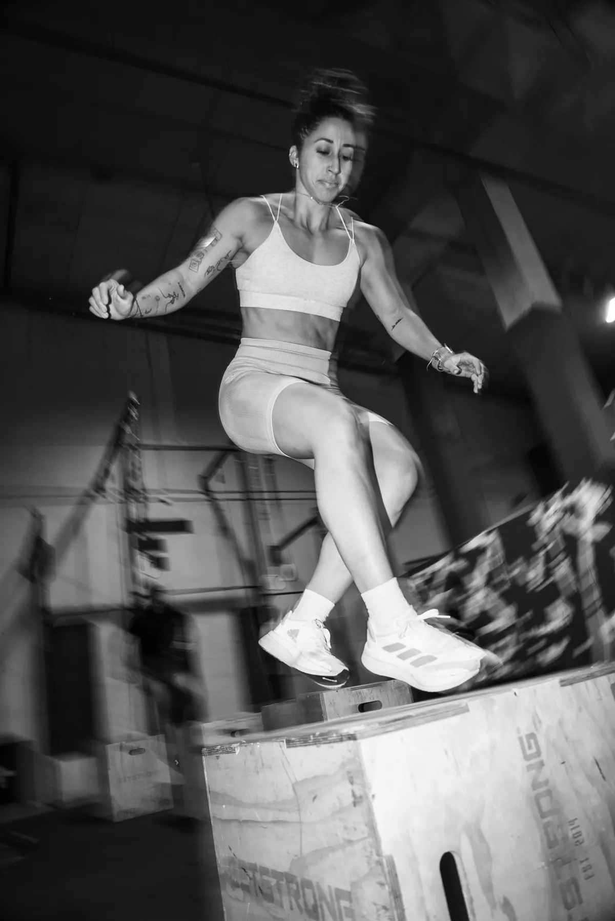 Atleta saltando sobre un cajón en pleno movimiento