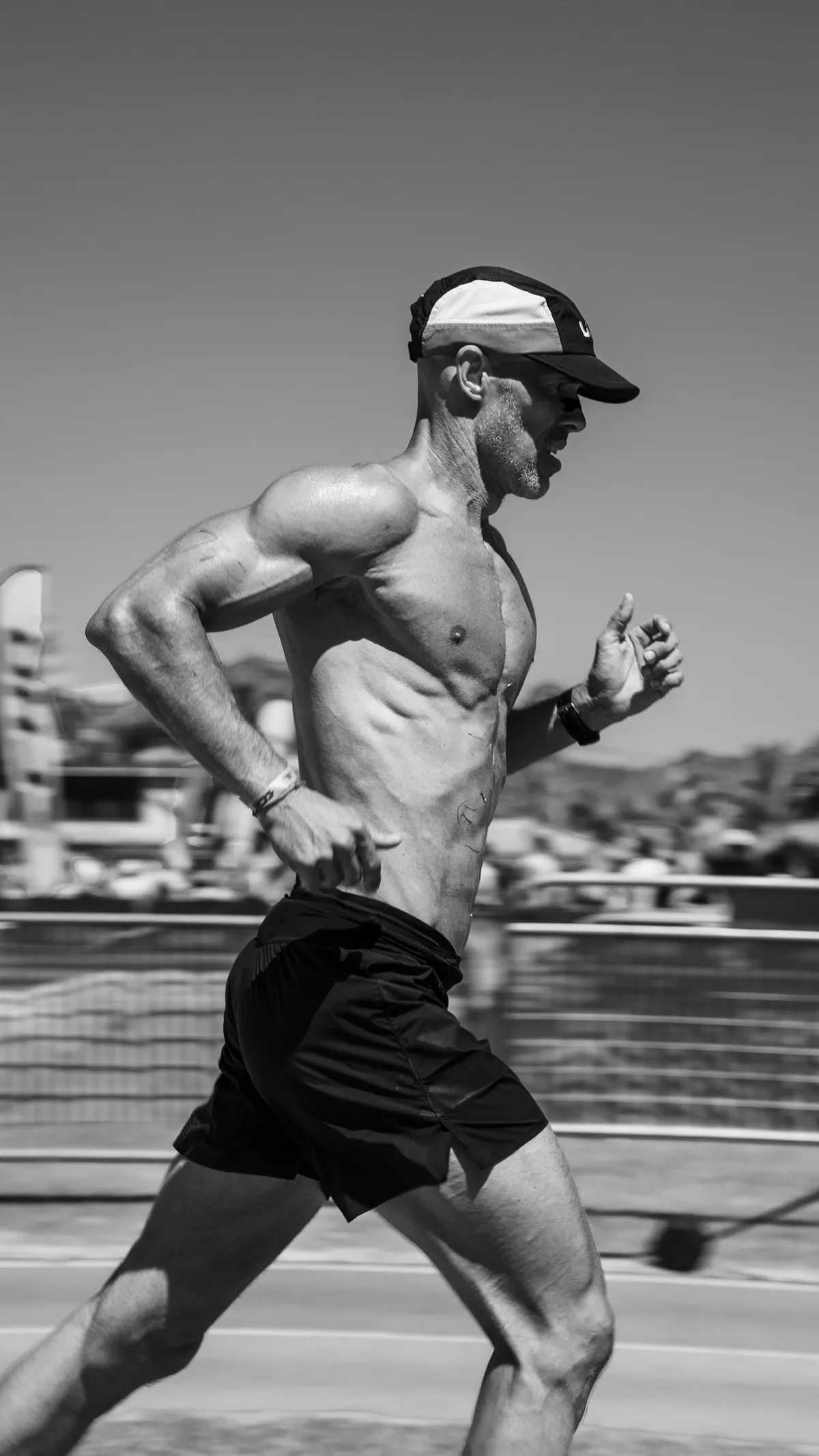 Atleta haciendo burpees sobre la arena de una playa